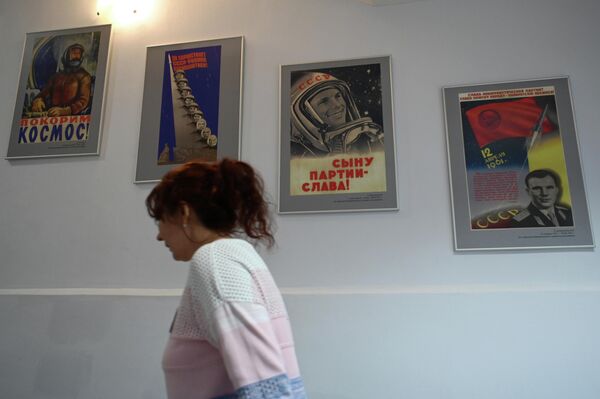 Посетительница в музее Первого полёта в городе Гагарин
