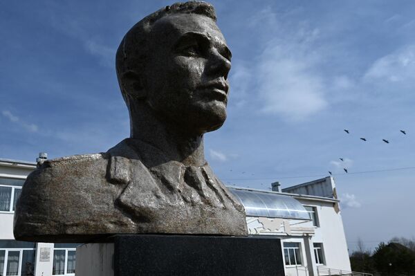 Памятник космонавту Юрию Гагарину около Дома культуры в деревне Клушино Смоленской области