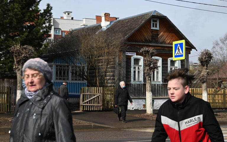 Прохожие у Дома-музея школьных лет Юрия Гагарина в городе Гагарин