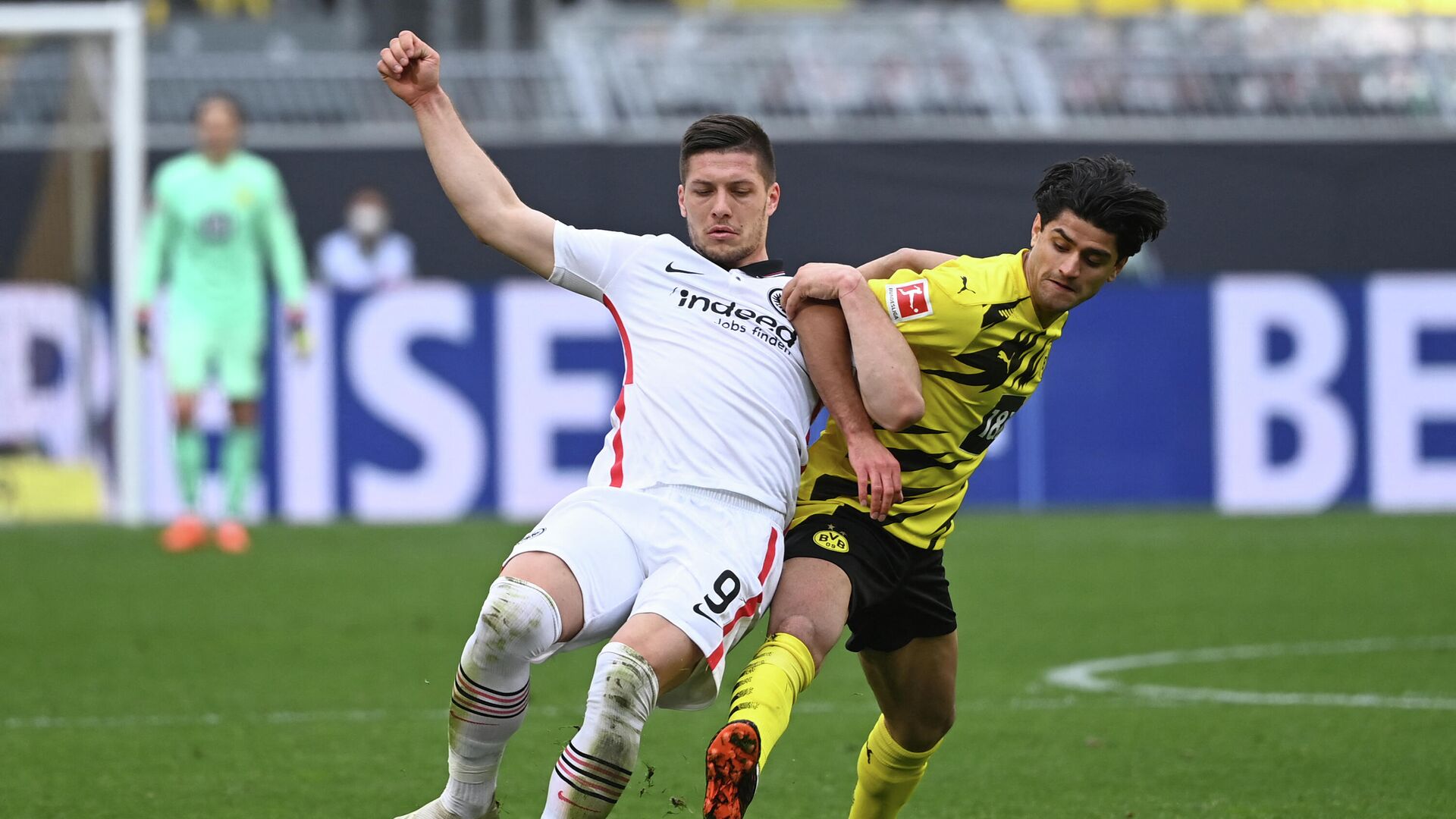 Frankfurt's Serbian forward Luka Jovic (L) and Dortmund's German midfielder Mahmoud Dahoud vie for the ball during the German first division Bundesliga football match between Borussia Dortmund and Eintracht Frankfurt in Dortmund, western Germany, on April 3, 2021. (Photo by Ina Fassbender / POOL / AFP) / DFL REGULATIONS PROHIBIT ANY USE OF PHOTOGRAPHS AS IMAGE SEQUENCES AND/OR QUASI-VIDEO - РИА Новости, 1920, 09.04.2021