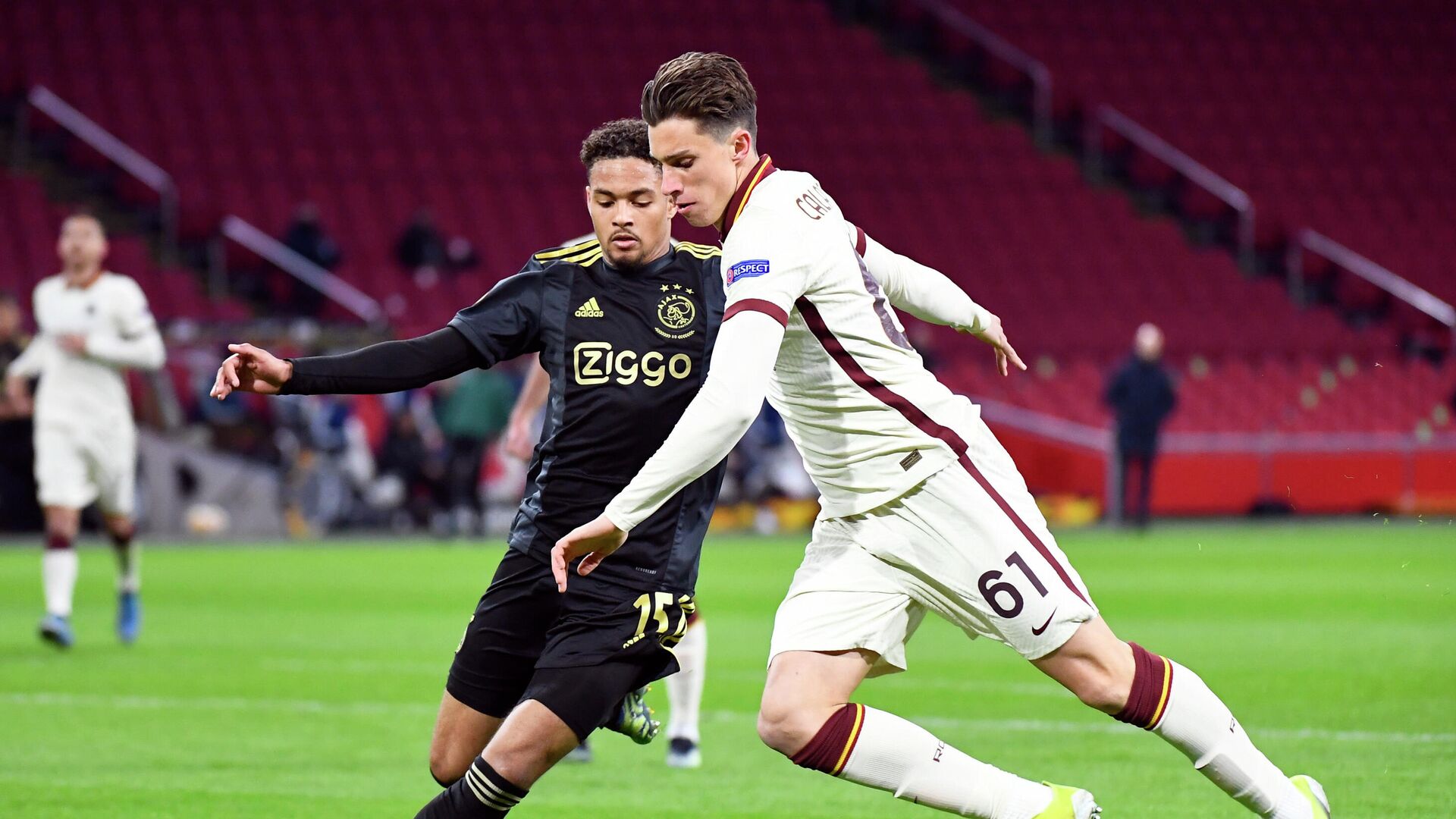 Soccer Football - Europa League - Quarter Final First Leg - Ajax Amsterdam v AS Roma - Johan Cruijff Arena, Amsterdam, Netherlands - April 8, 2021 AS Roma's Riccardo Calafiori in action with Ajax Amsterdam's Devyne Rensch REUTERS/Piroschka Van De Wouw - РИА Новости, 1920, 09.04.2021