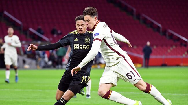 Soccer Football - Europa League - Quarter Final First Leg - Ajax Amsterdam v AS Roma - Johan Cruijff Arena, Amsterdam, Netherlands - April 8, 2021 AS Roma's Riccardo Calafiori in action with Ajax Amsterdam's Devyne Rensch REUTERS/Piroschka Van De Wouw