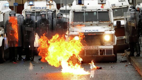Полицейские во время беспорядков в Белфасте