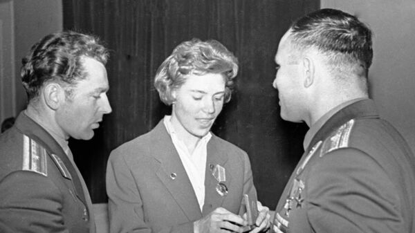 Космонавты Герман Титов (слева) и Юрий Гагарин (справа) и гимнастка Лариса Латынина (в центре)