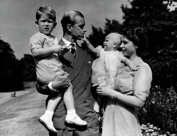 Королева Великобритании Елизавета II, герцог Эдинбургский и их детьми принц Чарльз и принцесса Анна