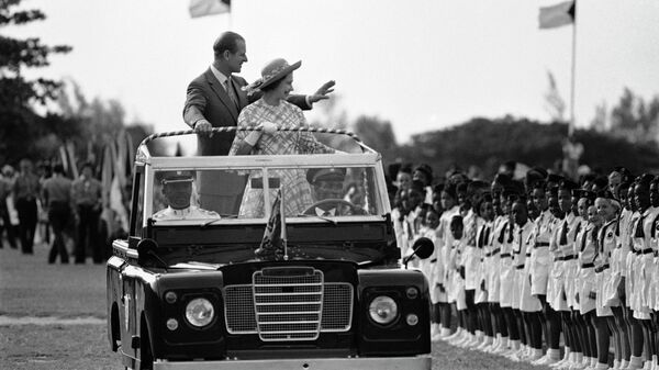 Королева Великобритании Елизавета II и ее супруг герцог Эдинбургский приветствуют людей в в Нассау, Багамы