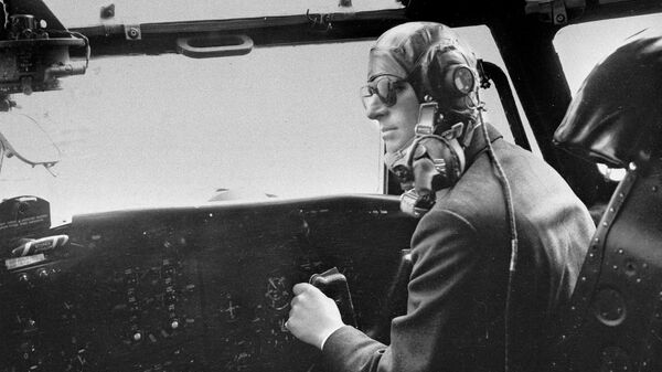 Герцог Эдинбургский управляет военно-транспортным самолетом Блэкберн 
