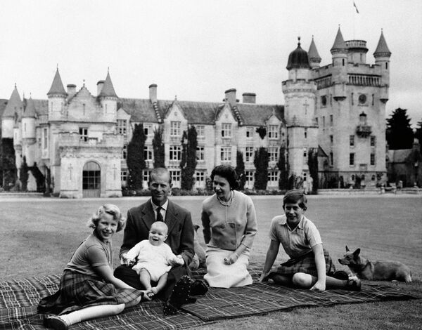 Королева Великобритании Елизавета II, герцог Эдинбургский и их детьми принц Чарльз, принцесса Анна и принц Эндрю