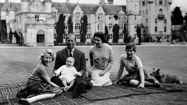 Королева Великобритании Елизавета II, герцог Эдинбургский и их детьми принц Чарльз, принцесса Анна и принц Эндрю