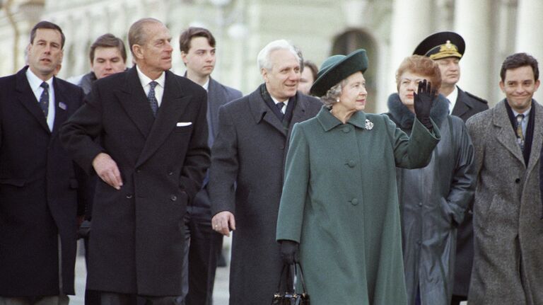 Королева Великобритании и Северной Ирландии Елизавета II приветствует петербуржцев на Дворцовой площади. Официальный визит Елизаветы II и принца Филиппа в Россию