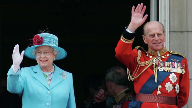 Королева Великобритании Елизавета II и ее супруг герцог Эдинбургский на балконе Букингемского дворца