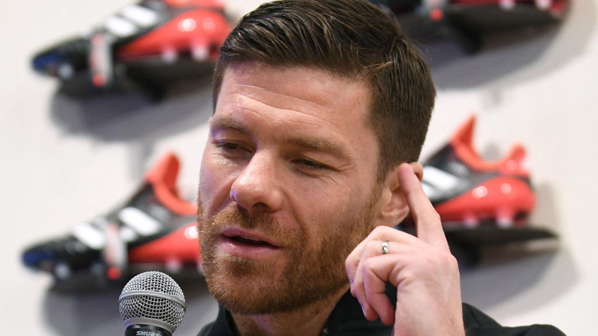 Spanish former footballer Xabier Alonso gestures as he answers questions during a talk session produced by Adidas Japan in Tokyo on January 30, 2018. - Alonso is supervising the team TANGO SQUAD of the football league TANGO LEAGUE sponsored by Adidas. (Photo by Kazuhiro NOGI / AFP) - РИА Новости, 1920, 09.04.2021