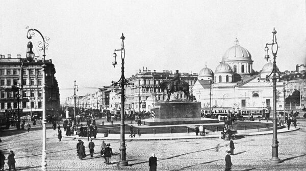 Памятник императору Александру III, расположенный на Знаменской площади (ныне Площадь Восстания) в Петрограде. В настоящее время находится у входа в Мраморный дворец в Санкт-Петербурге.