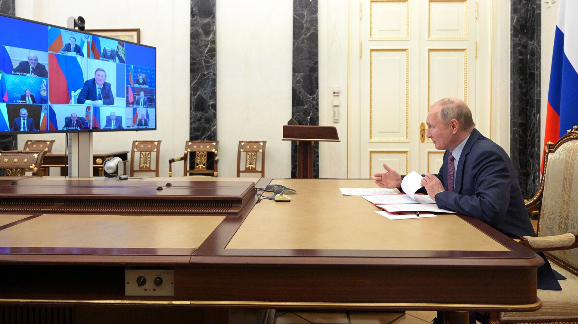 Президент РФ Владимир Путин проводит оперативное совещание с постоянными членами Совета безопасности - РИА Новости, 1920, 12.04.2021