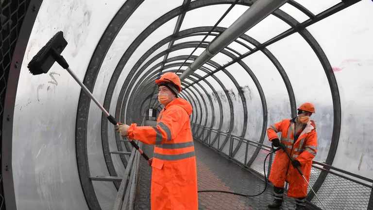 Промывка стеклянных пешеходных переходов в Москве