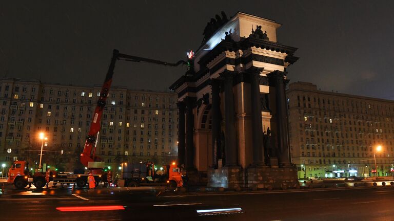 В Москве помыли Триумфальную арку на Кутузовском проспекте