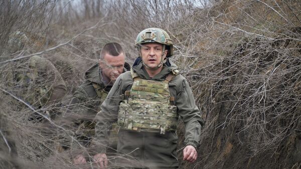 Президент Украины Владимир Зеленский во время посещения позиций украинских войск в Донбассе