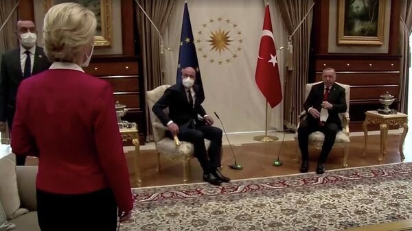 Президент Еврокомиссии Урсула фон дер Ляйен смотрит как президент Турции Реджеп Тайип Эрдоган и глава Евросовета Шарль Мишель занимают свои места 