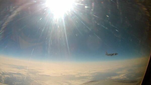 Истребитель МиГ-31 перехватил самолет ВВС США над Тихим океаном. Кадры Минобороны