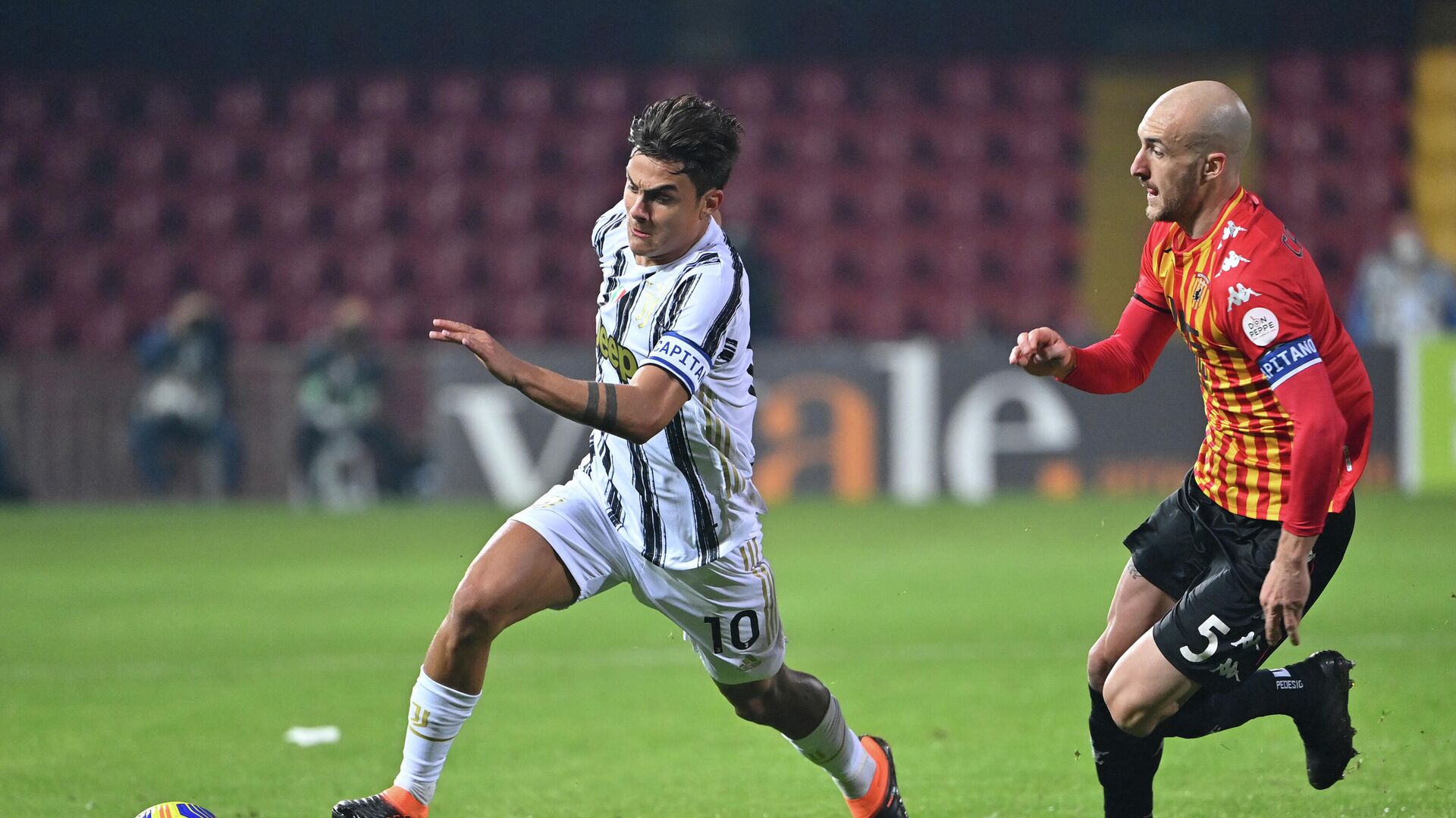 Juventus' Argentine forward Paulo Dybala (L) outruns Benevento's Italian defender Luca Caldirola during the Italian Serie A football match Benevento vs Juventus on November 28, 2020 at Ciro-Vigorito stadium in Benevento, near Naples. (Photo by Alberto PIZZOLI / AFP) - РИА Новости, 1920, 10.04.2021