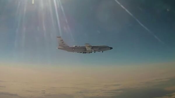 Российский МиГ-31 перехватил американский RC-135 над Тихим океаном. Кадр видео