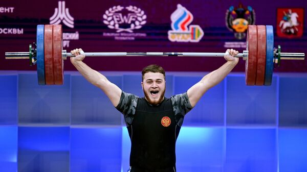 Артур Бабаян (Россия) выступает на чемпионате Европы по тяжелой атлетике в весовой категории до 96 кг среди мужчин в Москве.