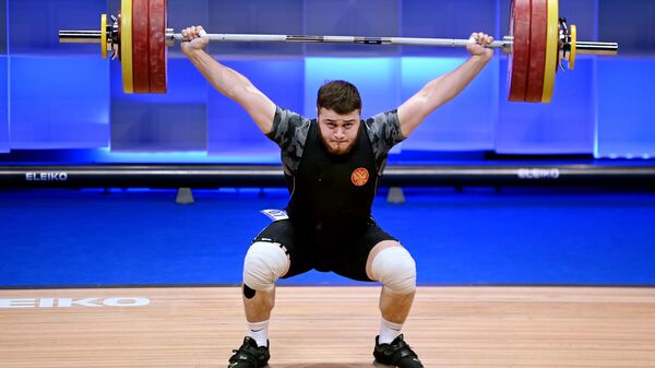 Артур Бабаян (Россия) выступает на чемпионате Европы по тяжелой атлетике в весовой категории до 96 кг среди мужчин в Москве.