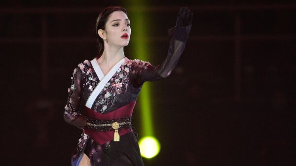 Фигуристка Евгения Медведева выступает в ледовом шоу Чемпионы