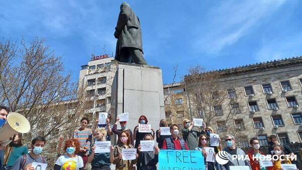 Протест экологических активистов у здания сербского парламента