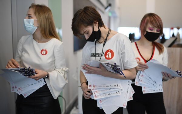 Волонтеры во время ежегодной акции по проверке грамотности Тотальный диктант-2021 в Новосибирском государственном университете