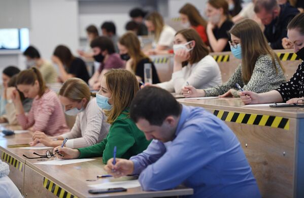 Участники во время ежегодной акции по проверке грамотности Тотальный диктант-2021 в Новосибирском государственном университете