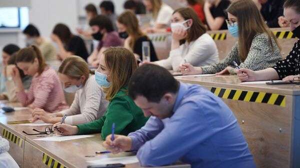 Участники во время ежегодной акции по проверке грамотности Тотальный диктант-2021 в Новосибирском государственном университете