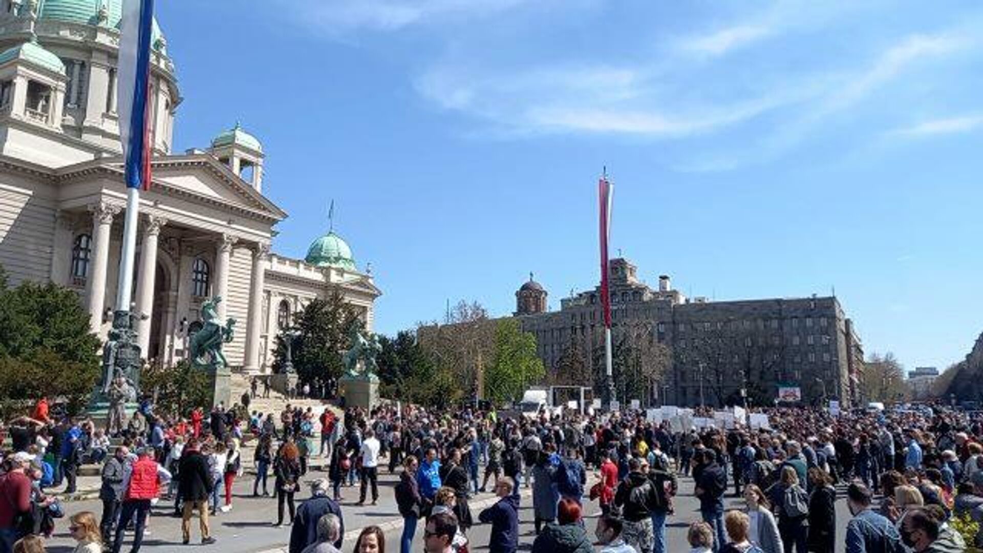 Больше тысячи экоактивистов вышли на протест перед парламентом Сербии - РИА Новости, 1920, 10.04.2021