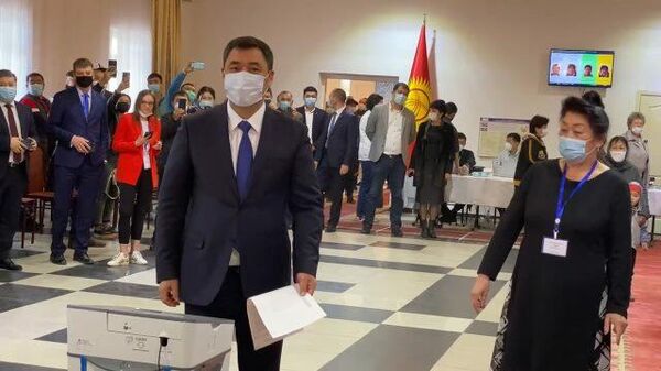 Голосование президента Киргизии на референдуме по проекту конституции