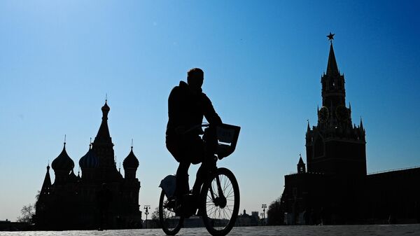 Молодой человек на велосипеде на Красной площади