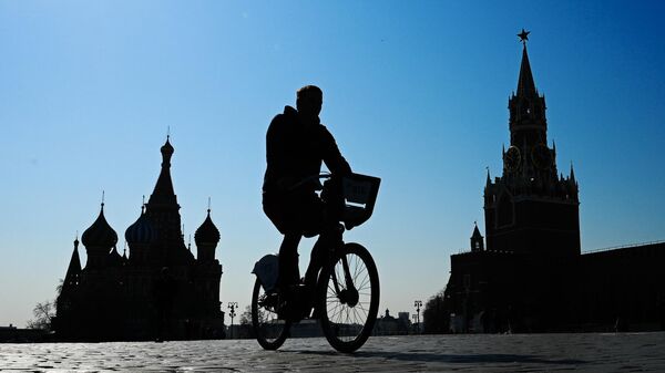 Молодой человек на велосипеде на Красной площади