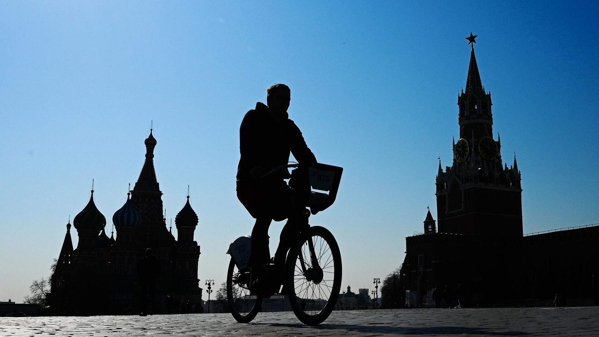 Молодой человек на велосипеде на Красной площади - РИА Новости, 1920, 01.06.2023