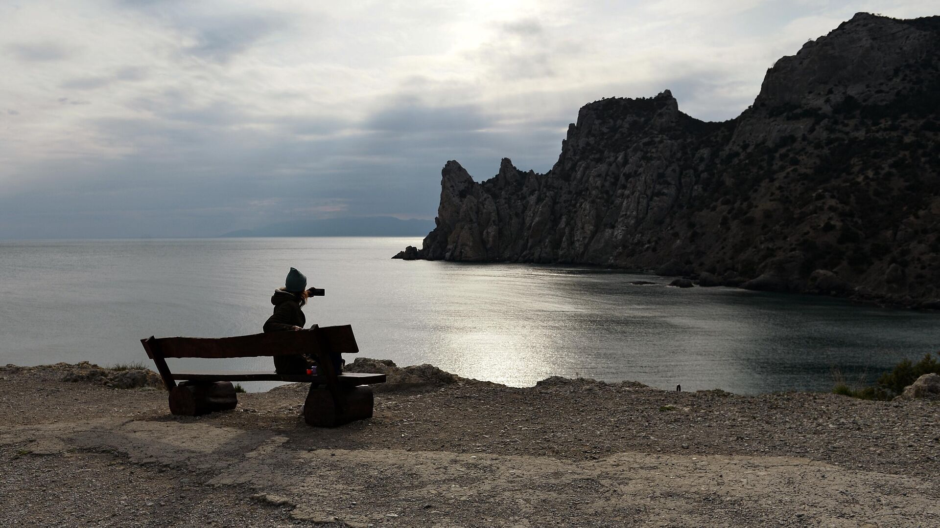 Девушка фотографирует мыс Капчик рядом с поселком Новый свет в Крыму - РИА Новости, 1920, 17.04.2021