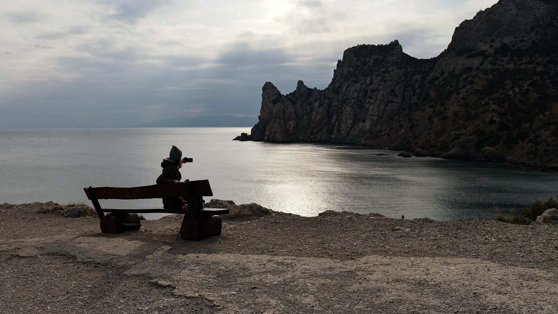 Девушка фотографирует мыс Капчик рядом с поселком Новый свет в Крыму - РИА Новости, 1920, 02.07.2021