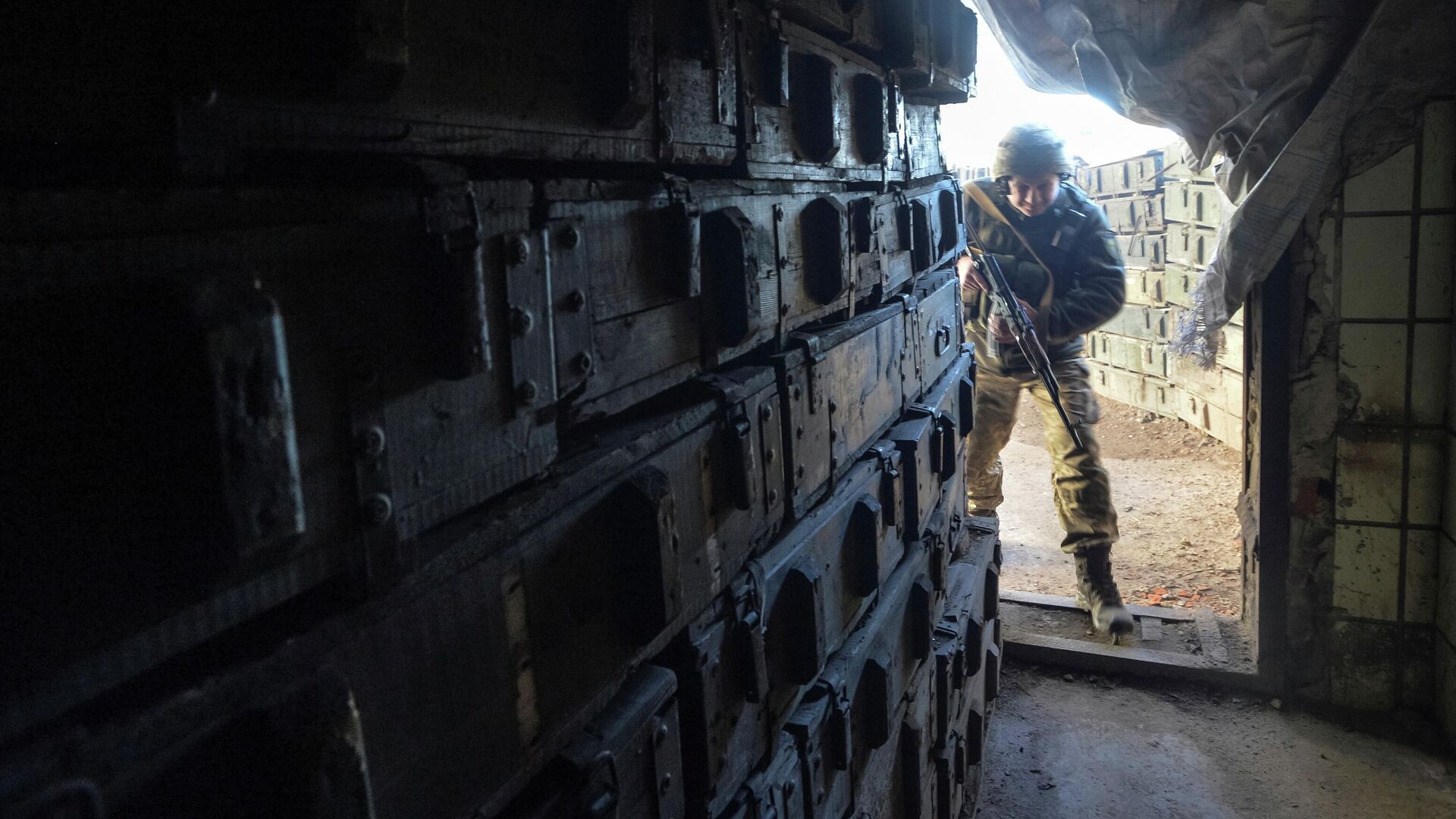 Украинский военнослужащий на линии разделения близ города Донецк - РИА Новости, 1920, 13.04.2021