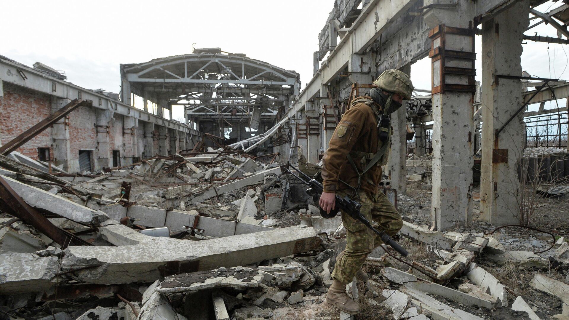 Украинский военнослужащий на линии разделения близ города Донецк - РИА Новости, 1920, 27.04.2021