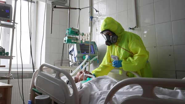 Медицинский работник с пациентом в клинической больнице скорой медицинской помощи №7 в Волгограде