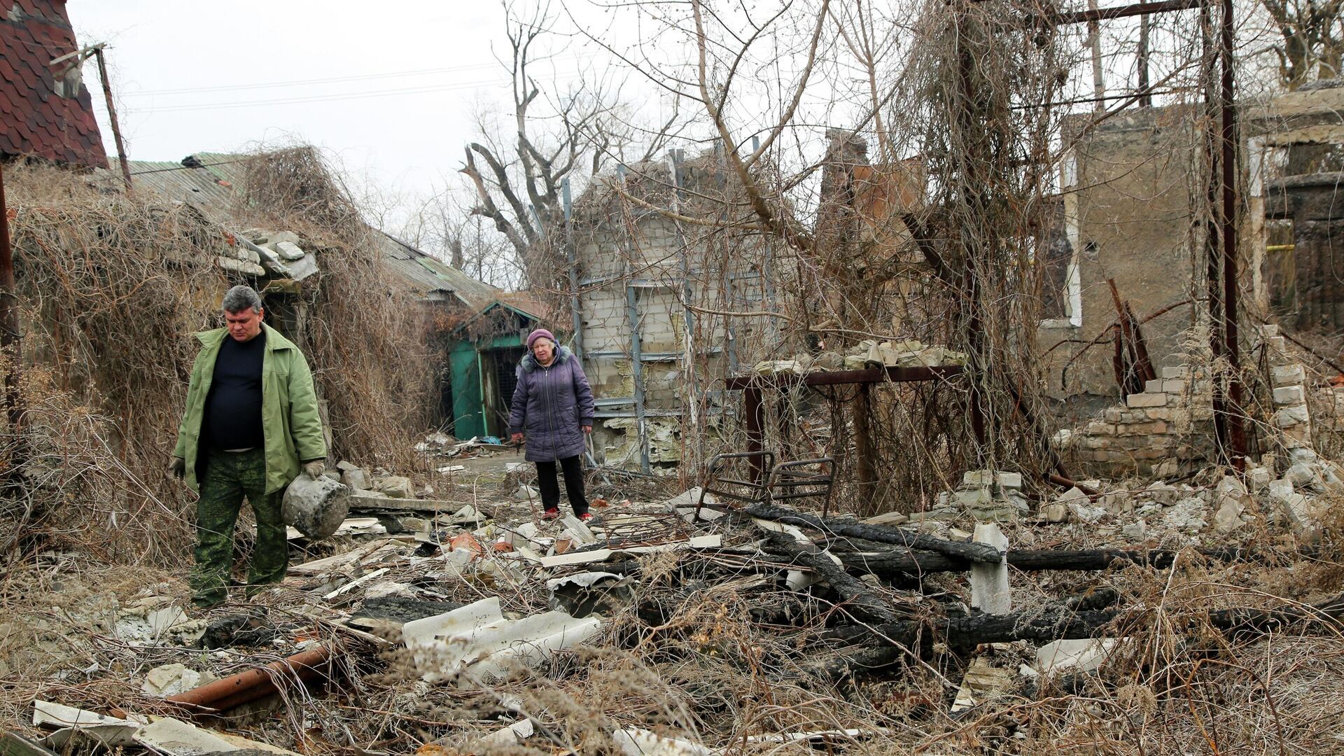 Жители возле разрушенного дома в Донецкой области - РИА Новости, 1920, 19.05.2021