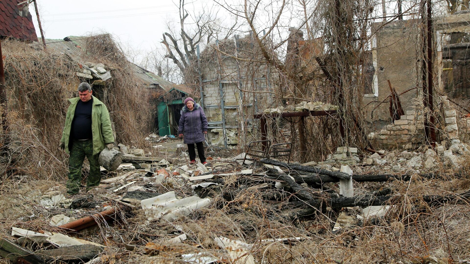 Жители возле разрушенного дома в Донецкой области - РИА Новости, 1920, 16.04.2021