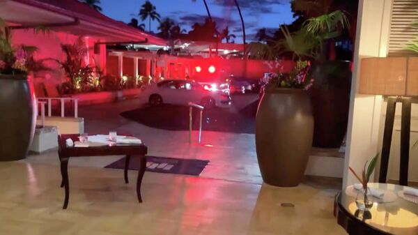 Машины экстренных служб припаркованы у отеля Kahala Resort & Hotel в Гонолулу, Гавайи