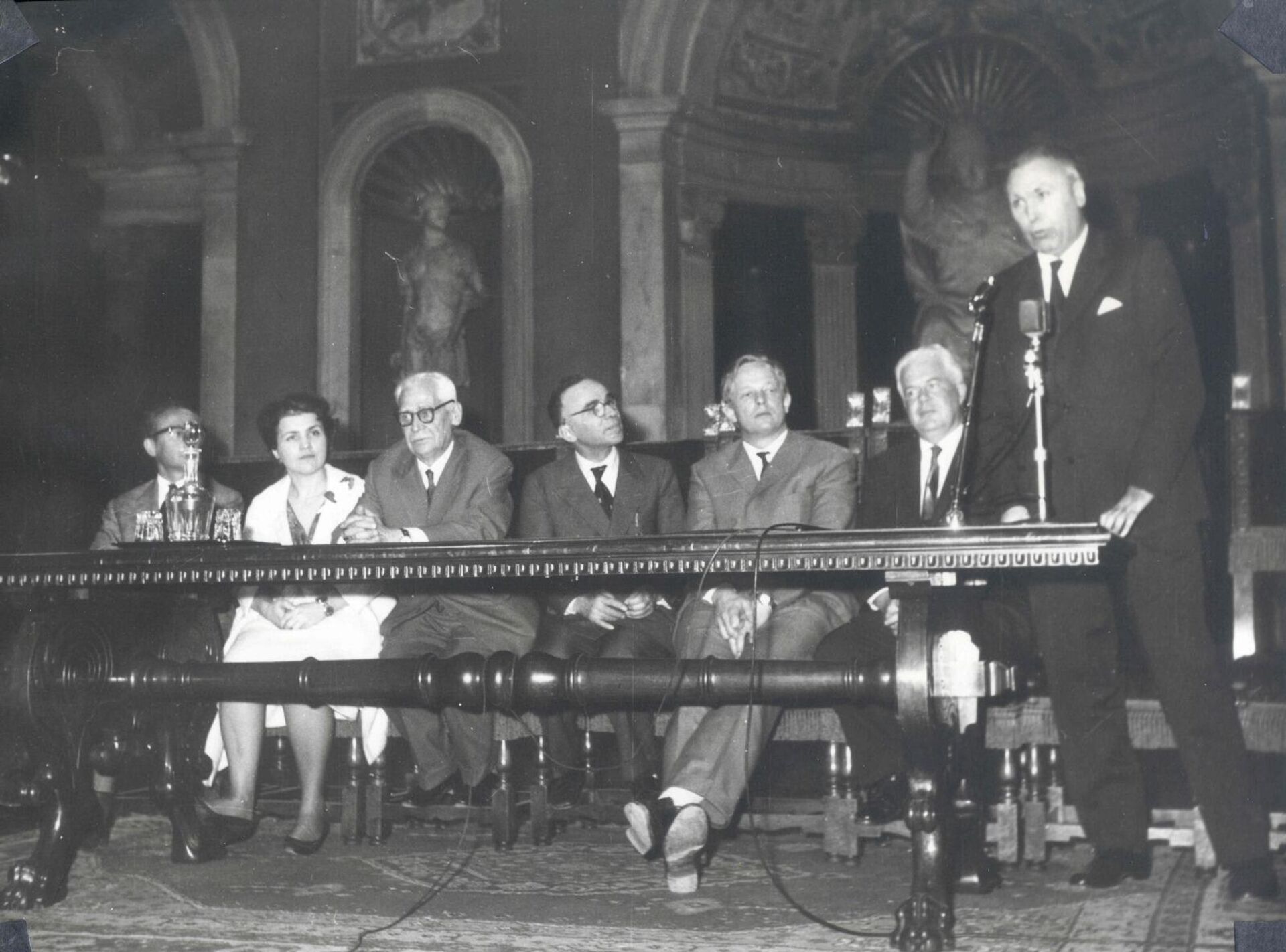 Луиджи Брольо выступает на конференции - РИА Новости, 1920, 12.04.2021