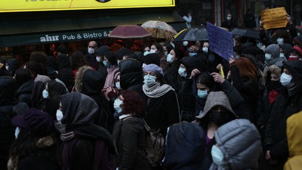 Люди в защитных масках на улице Анкары, Турция