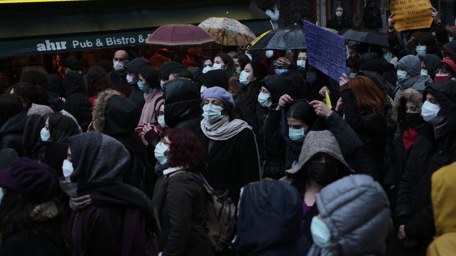 Люди в защитных масках на улице Анкары, Турция - РИА Новости, 1920, 12.04.2021