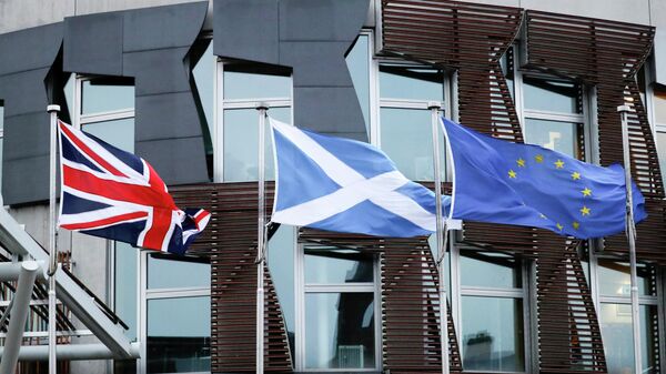 Флаги Великобритании, Шотландии и Евросоюза у здания парламента в Эдинбурге