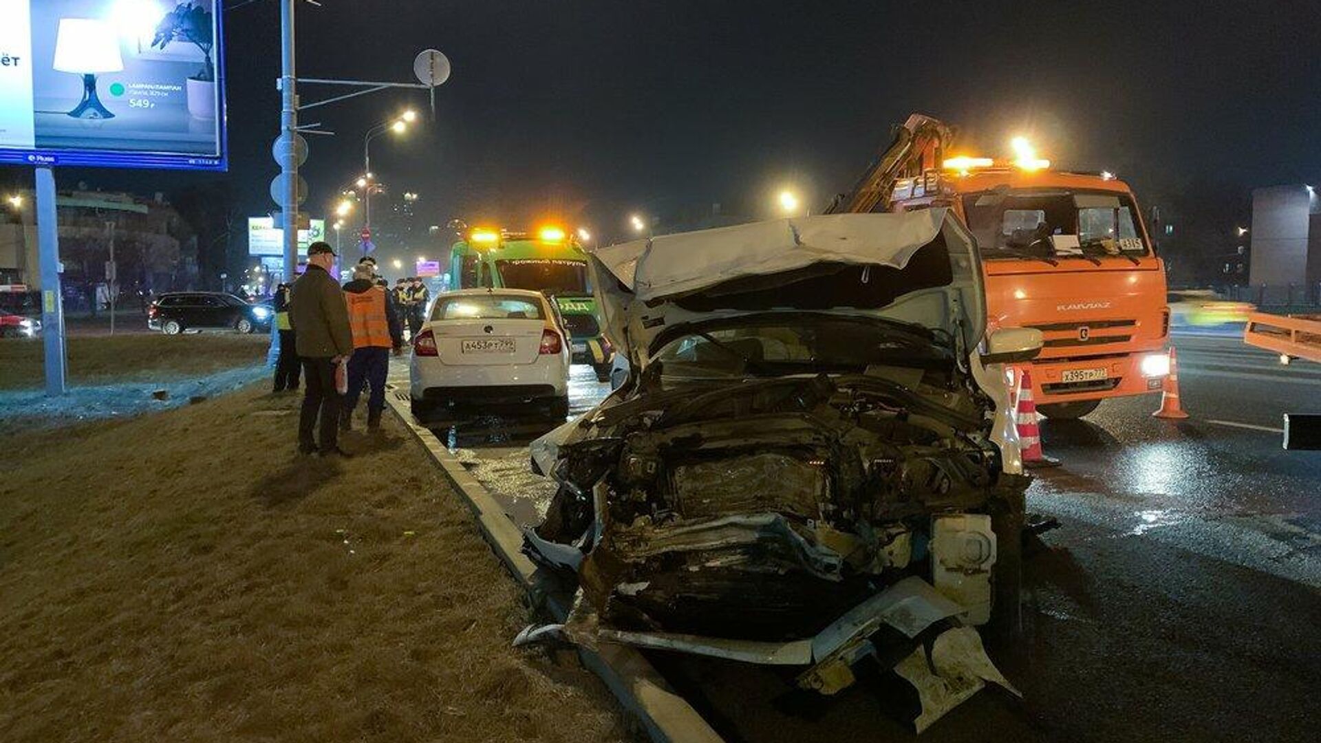 Два автомобиля столкнулись на Кутузовском проспекте в Москве, движение в  центр затруднено